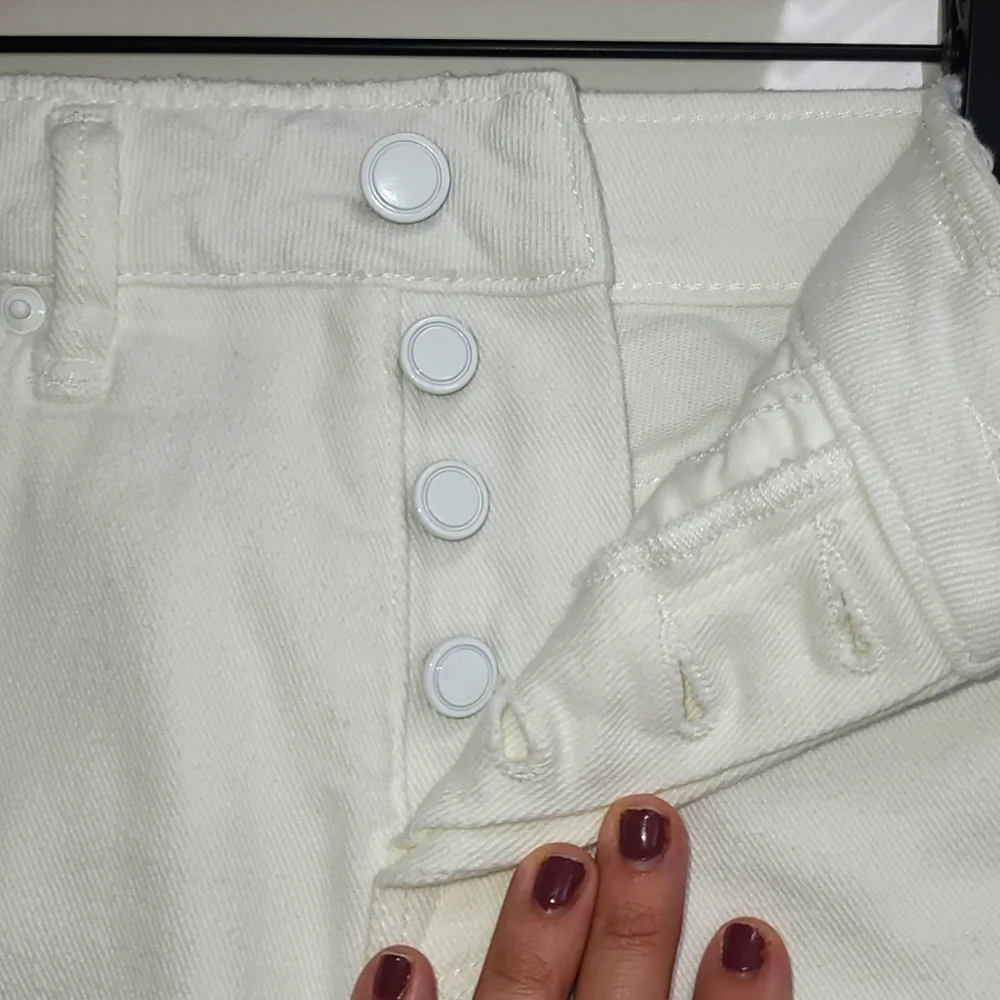 Good American White Distressed High-Rise Jean Shorts - Picture 6 of 8